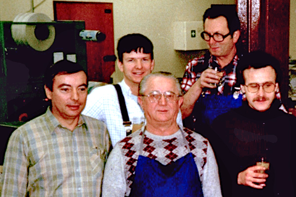 1985 - ein neues Gesicht im eXtra4-Maschinensaal Jörg Nonnenmacher mit seinen neuen Kollegen in der eXtra4 Etiketten-Produktion